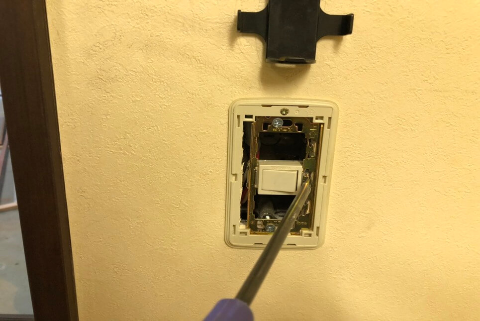 スイッチが戻らない 陥没したスイッチの直し方 電気工事のプロが教える家電の知恵袋