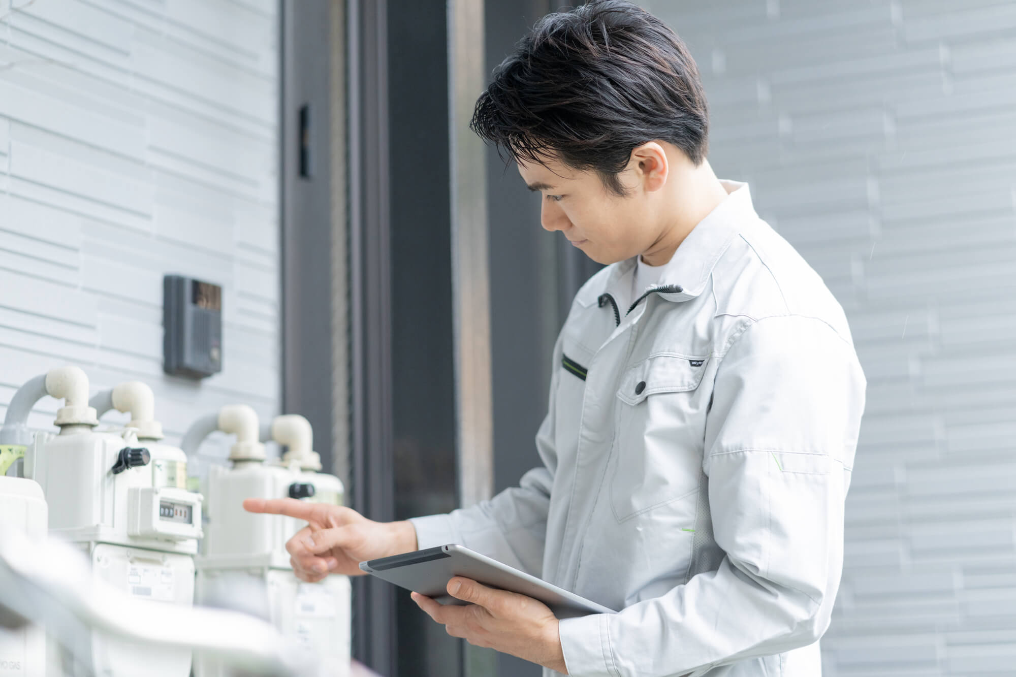 なぜガス給湯器は電気代がかさむのか